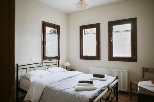 1 dormitorio con 1 cama con 2 toallas en Feels like home apartment in Zagora en Zagora