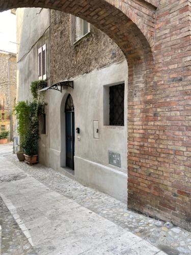 una entrada a un edificio con una pared de ladrillo en castiglione apartament You&Me, en Castiglione in Teverina