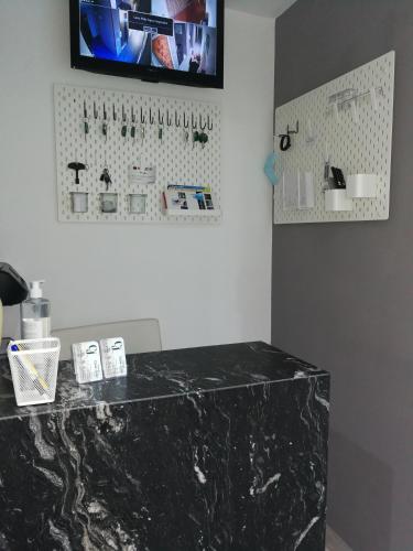 a counter in a room with a black marble counter top at PENSION CASA JULIO ** in Culleredo