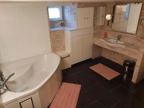 a bathroom with a tub and a sink at liège 4420 rue jean Jaurès 45 grande maison joyeuse avec terrasse 30m2 pour 8 personnes maximum in Saint-Nicolas