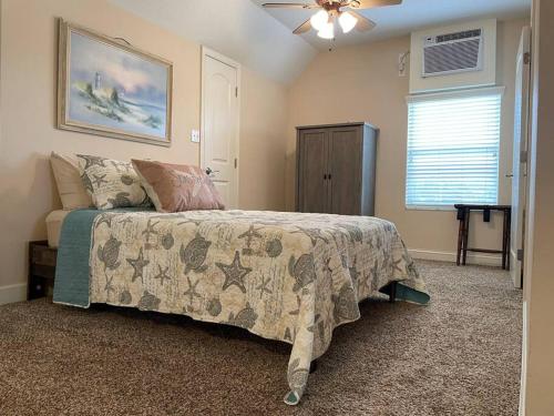 ProvidenceにあるAdorable private 1-bedroom studio on mini-farm.のベッドルーム1室(ベッド1台、ファン付きの窓付)