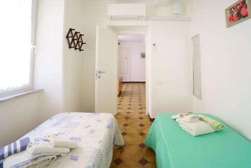 a small room with a bed and towels on it at Da Elisa in Riomaggiore
