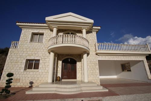 Το κτήριο όπου στεγάζεται  η βίλα