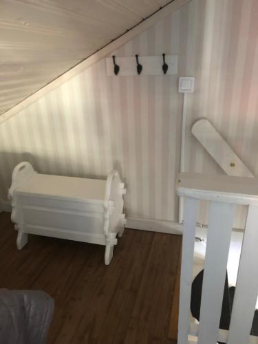 a room with a white bed and a table at Gävle hel Lägenhet Stuga i 2 plan 28 m2 Centrum 3 Furuvik 9 in Gävle