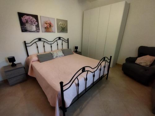 1 dormitorio con 1 cama grande y 1 silla en Casa Carriero, en Carovigno