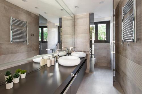 Ένα μπάνιο στο Villa Alexandra - Luxury Apartments Jardins d'ARLIAS by Sweett