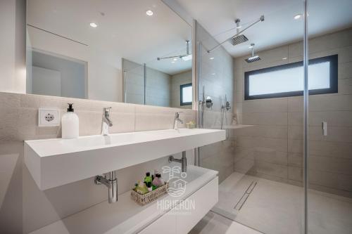 a bathroom with two sinks and a shower at HigueronRentals Casa Kiki in Málaga