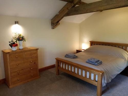 Llit o llits en una habitació de Rural getaway with a view - Old Spout Barn