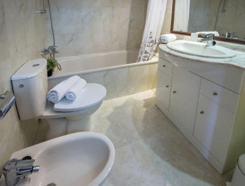 łazienka z umywalką, toaletą i wanną w obiekcie Apartamentos Rubino (13º-B) w mieście Calpe