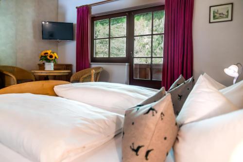 two beds in a room with a window at Landgasthof Sonnenhof in Klais
