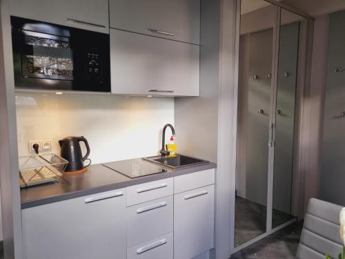 Kuchyňa alebo kuchynka v ubytovaní Apartament Turystyczna-blisko od morza