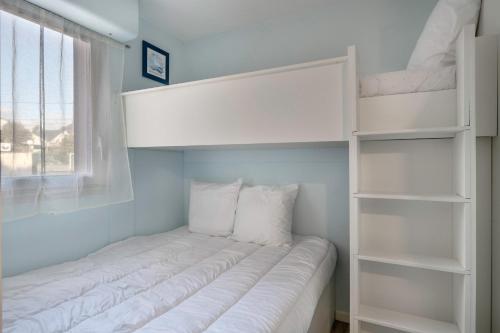 a white bunk bed in a room with a window at Face Mer appartement pour 4 personnes in Pornic