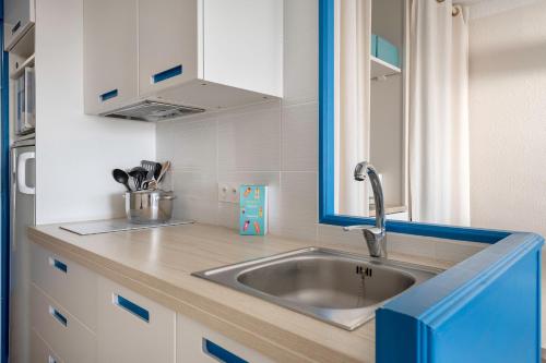 a kitchen counter with a sink and a window at Face Mer appartement pour 4 personnes in Pornic