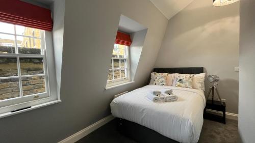 a bedroom with a bed with two stuffed animals on it at Dockers Inn in London