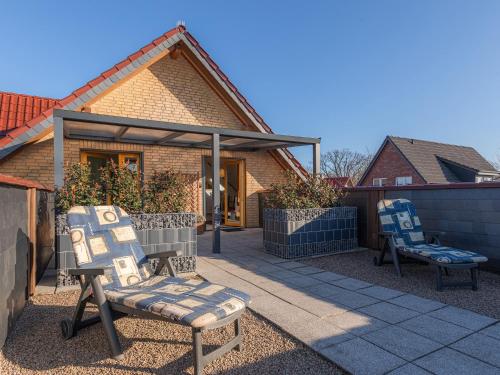 two chairs sitting on a patio in front of a house at Sonnendeck im Luftkurort Klink in Klink