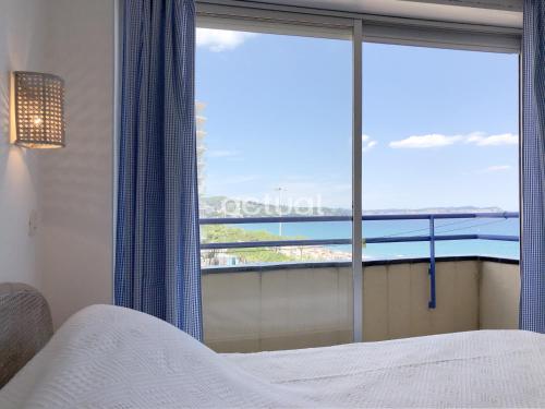 Postel nebo postele na pokoji v ubytování SAN SEBASTIAN 3 I