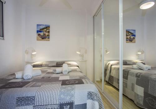 A bed or beds in a room at Apartamentos President 3ºD
