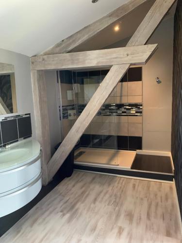 cocina con puerta corredera de cristal y suelo de madera en Le Loft Occitan en Albefeuille-Lagarde