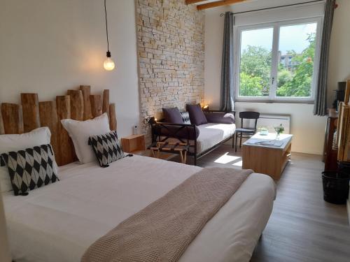 um quarto com uma cama e uma sala de estar em CHARMES EN VILLE Le Charme Atypique em Montluçon