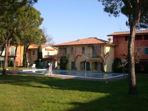 a house with a swimming pool in a yard at Gardappartamenti Campiello Pool in Sirmione