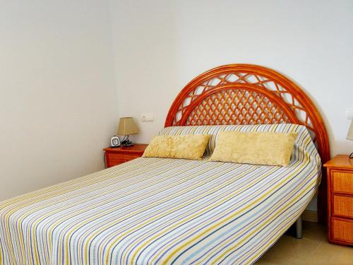 ein Bett mit zwei Kissen darauf in einem Schlafzimmer in der Unterkunft Apartamentos Ambar Beach (2-7º-D) in Calpe