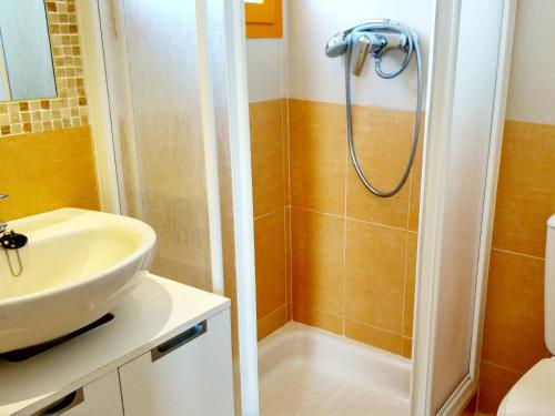 y baño con ducha y lavamanos. en Apartamentos Ambar Beach (2-7º-D), en Calpe