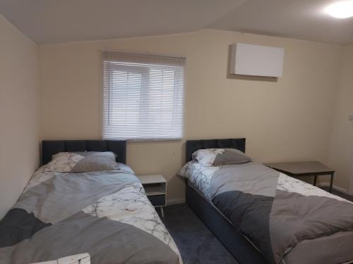 Een bed of bedden in een kamer bij 2-Beds Studio Located in Parkgate Rotherham