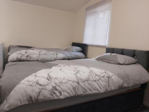 Een bed of bedden in een kamer bij 2-Beds Studio Located in Parkgate Rotherham