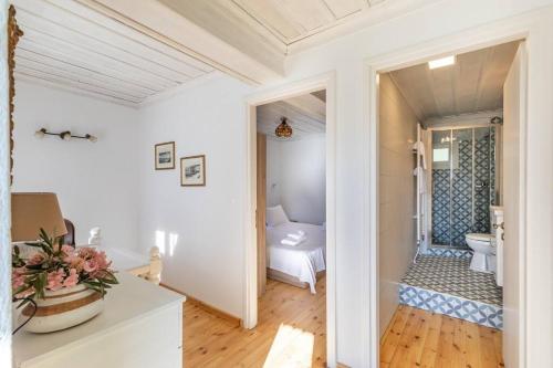 スコペロスにあるVilla Ambeliのバスルーム(トイレ付)とベッドルーム1室が備わります。