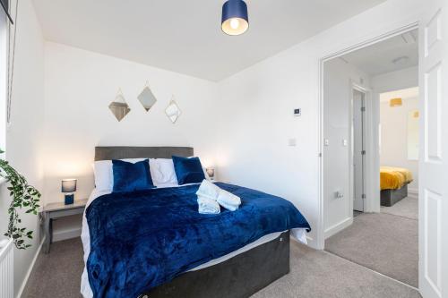 a bedroom with a bed with a blue comforter at The Holt in Lincoln