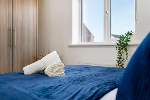 Katil atau katil-katil dalam bilik di The Holt-Ideal for Contractors- Heartwarming 2 Bedrooms Apartment-Parking