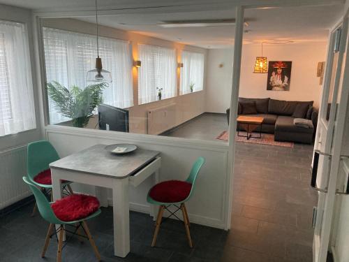 een keuken en een woonkamer met een tafel en stoelen bij Bobbele Freiburg Zentrum in Freiburg im Breisgau