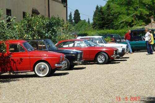 eine Reihe alter Autos, die auf einem Parkplatz geparkt sind in der Unterkunft Tenuta Il Corno Agriturismo in San Casciano in Val di Pesa