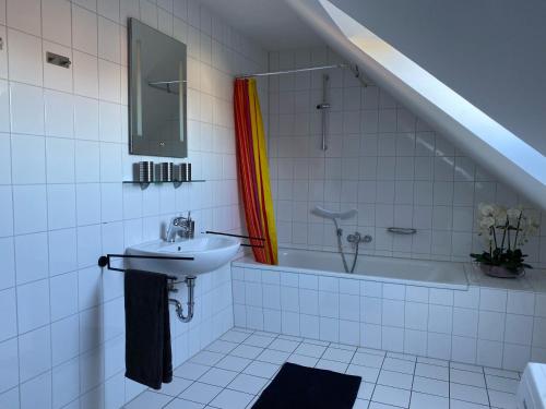een badkamer met een wastafel, een douche en een bad bij NEXT TO MARK-51/7 Apartment - inkl. NETFLIX + PRIME - City-nah - Top Anbindung in Bochum