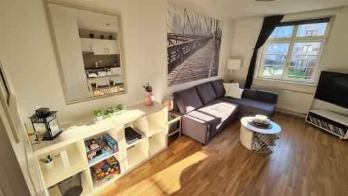 Apartment Blochmann-Cárre في لايبزيغ: غرفة معيشة مع أريكة وطاولة