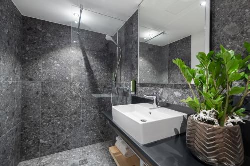 A bathroom at ALPSTADT LIFESTYLE Hotel