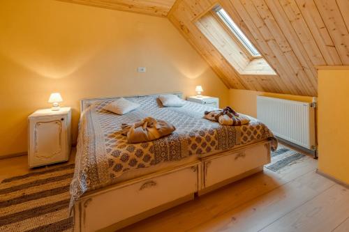 ein Schlafzimmer mit einem Bett mit zwei Kissen darauf in der Unterkunft Apartman "Ela" in Fužine