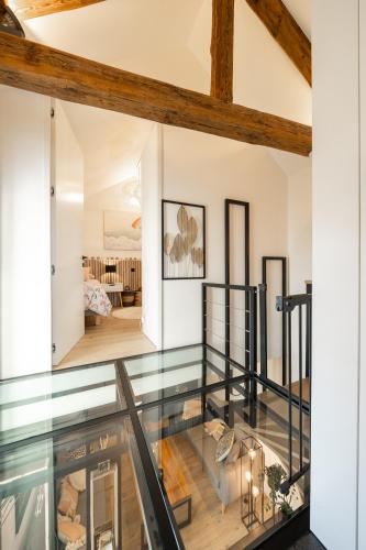 ein Glasboden in einem Haus mit einem Wohnzimmer in der Unterkunft Gîtesdesignemoi entre Design et émotion - la perle in Onhaye