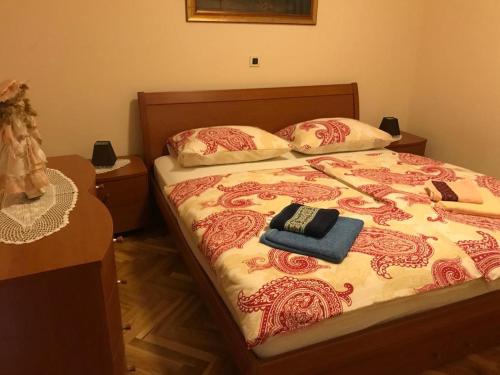 Una cama con dos almohadas y un control remoto encima. en Apartman Ivanka, en Barbat na Rabu