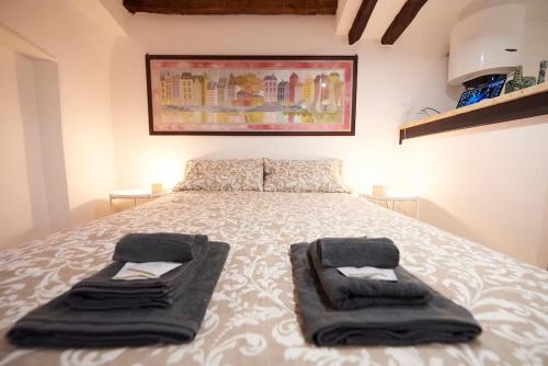 En eller flere senge i et værelse på LOFT PORTICI in Bologna city