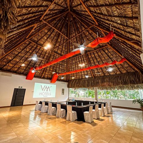 a room with a table and chairs in a strawilion at Hotel Villa Mercedes Palenque in Palenque