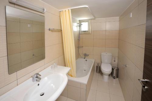 Ένα μπάνιο στο Petrosana Hotel Apartments