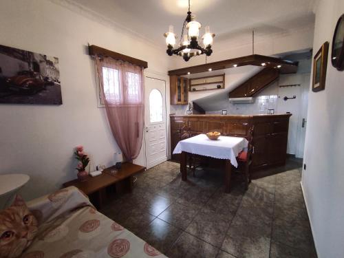 uma sala de estar com uma mesa e uma cozinha em Corfu countryside apartment em Potamós