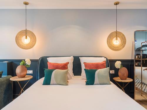 une chambre avec un grand lit avec des oreillers dans l'établissement The Pop Art Suite, à Paris