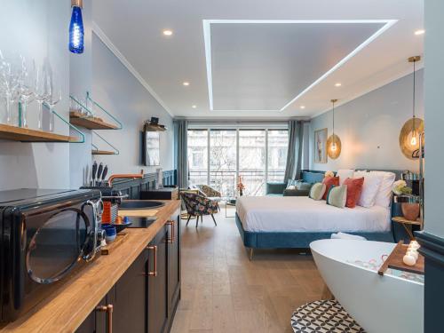 La salle de bains est pourvue d'un lit et d'une baignoire. dans l'établissement The Pop Art Suite, à Paris