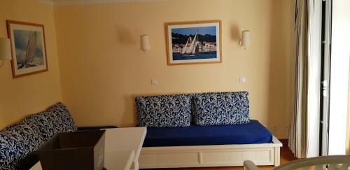 Een bed of bedden in een kamer bij Appartement de 2 chambres avec vue sur le lac piscine partagee et jardin clos a Saint Raphael a 1 km de la plage