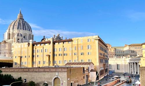 ローマにあるVista San Pietroの大きな建物