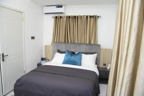 מיטה או מיטות בחדר ב-Cosy 2-Bedroom Apartment With Superfast Wifi and 24x7 Security and Electricity