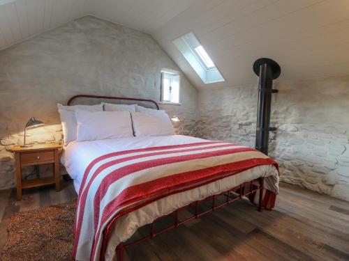 Postel nebo postele na pokoji v ubytování Dolwylan Barn