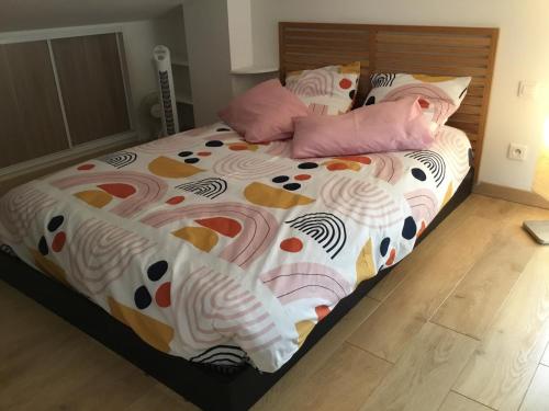 Ένα ή περισσότερα κρεβάτια σε δωμάτιο στο Duplex moderne au Palais des Papes